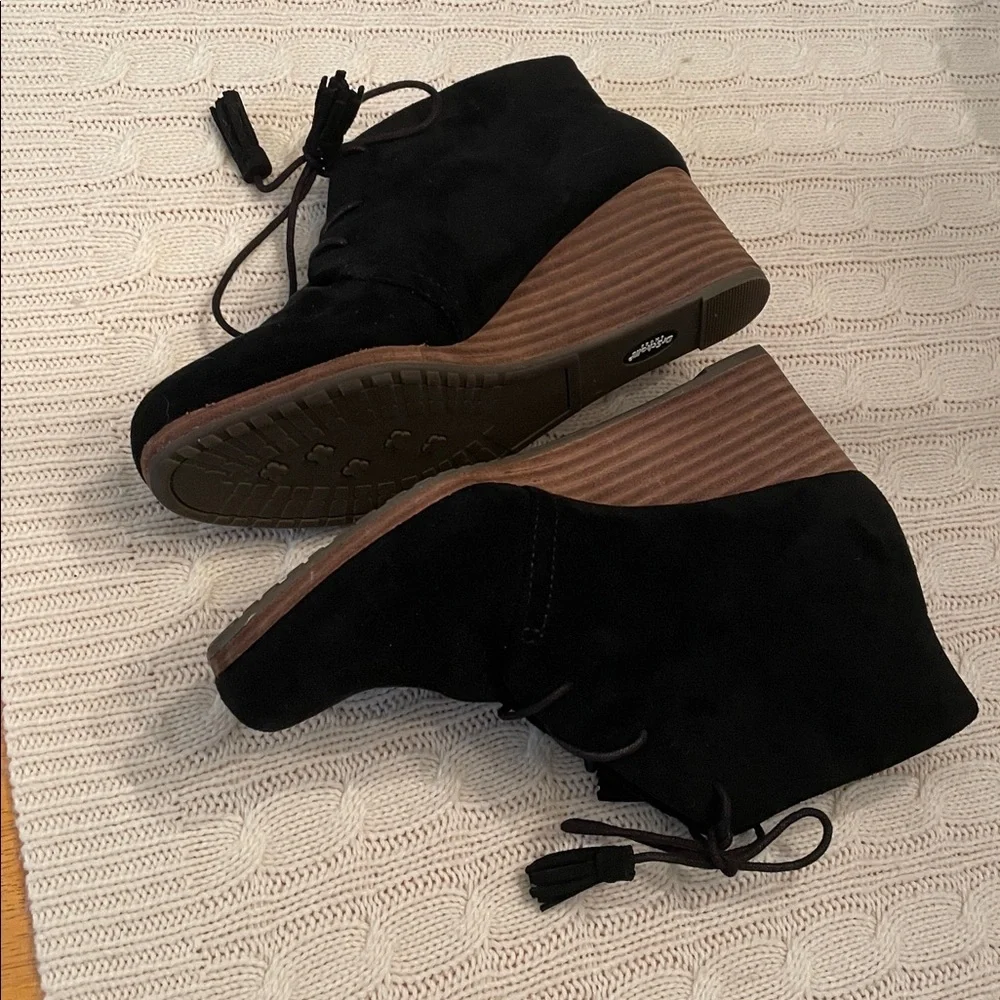Women’s 9 Dr. Scholl’s Dakota black Be Energized boot foam technology wedge heel